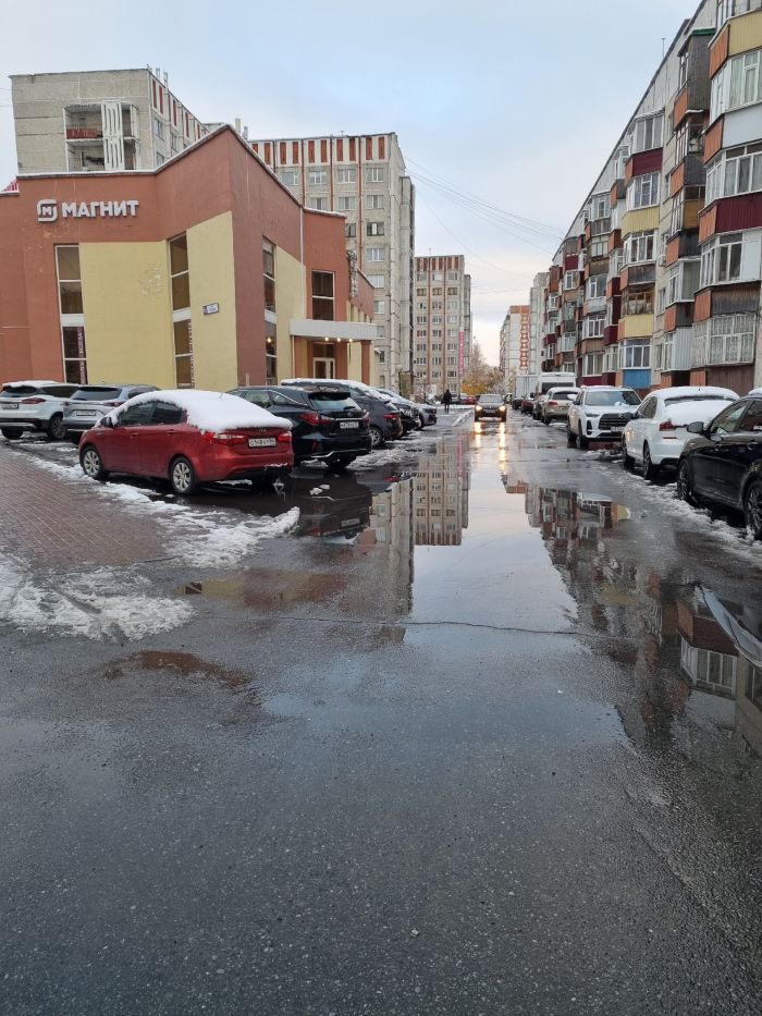 ​Асфальт у ТЦ «Чеховский» в Сургуте треснул спустя год после ремонта