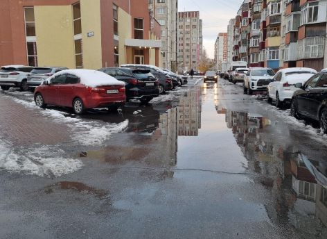 ​Асфальт у ТЦ «Чеховский» в Сургуте треснул спустя год после ремонта