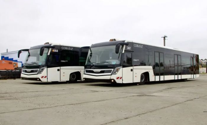 По перрону сургутского аэропорта пассажиров будут возить новые вместительные автобусы