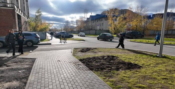 На проезде Мунарева в Сугуте сделают площадку для грузовиков, чтобы те не портили газон