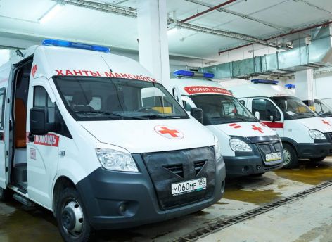 Сургутские врачи скорой помощи спасли мужчину, на которого упал минивэн