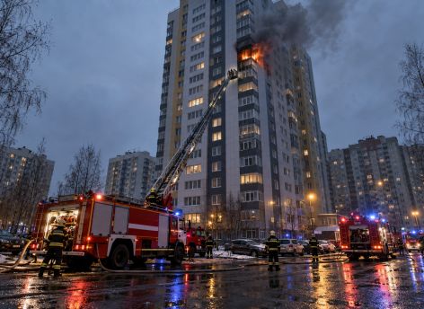 В Сургуте из-за пожара на 18-м этаже дома эвакуировались десятки горожан с детьми
