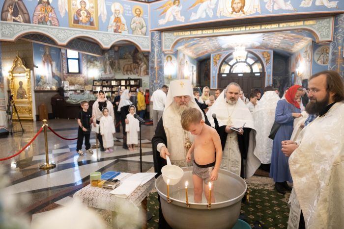 ​Митрополит Павел продолжил традицию личного крещения детей из многодетных семей Югры