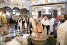 ​Митрополит Павел продолжил традицию личного крещения детей из многодетных семей Югры