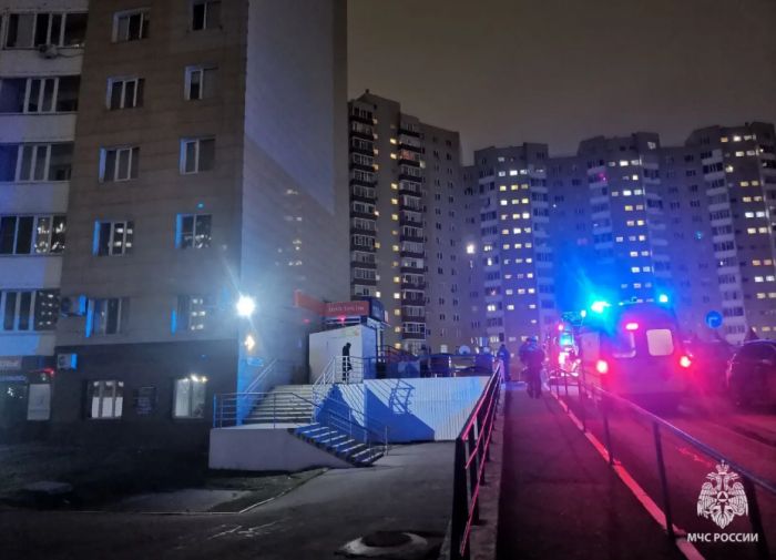В Сургуте ночью произошел пожар на 13-м этаже дома, пламя начало распространяться по фасаду